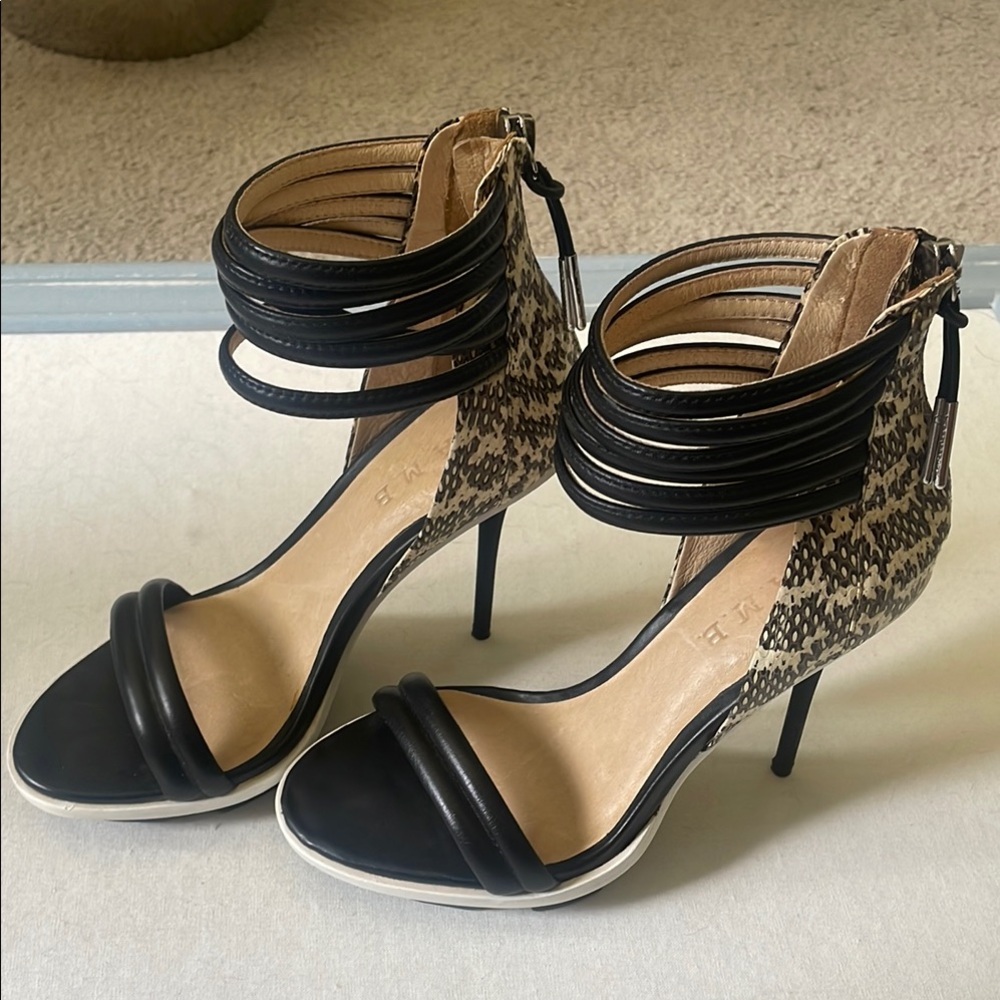 L.A.M.B. Frankie black and white snake Pump Size 6 exposed zipper mob wife heels